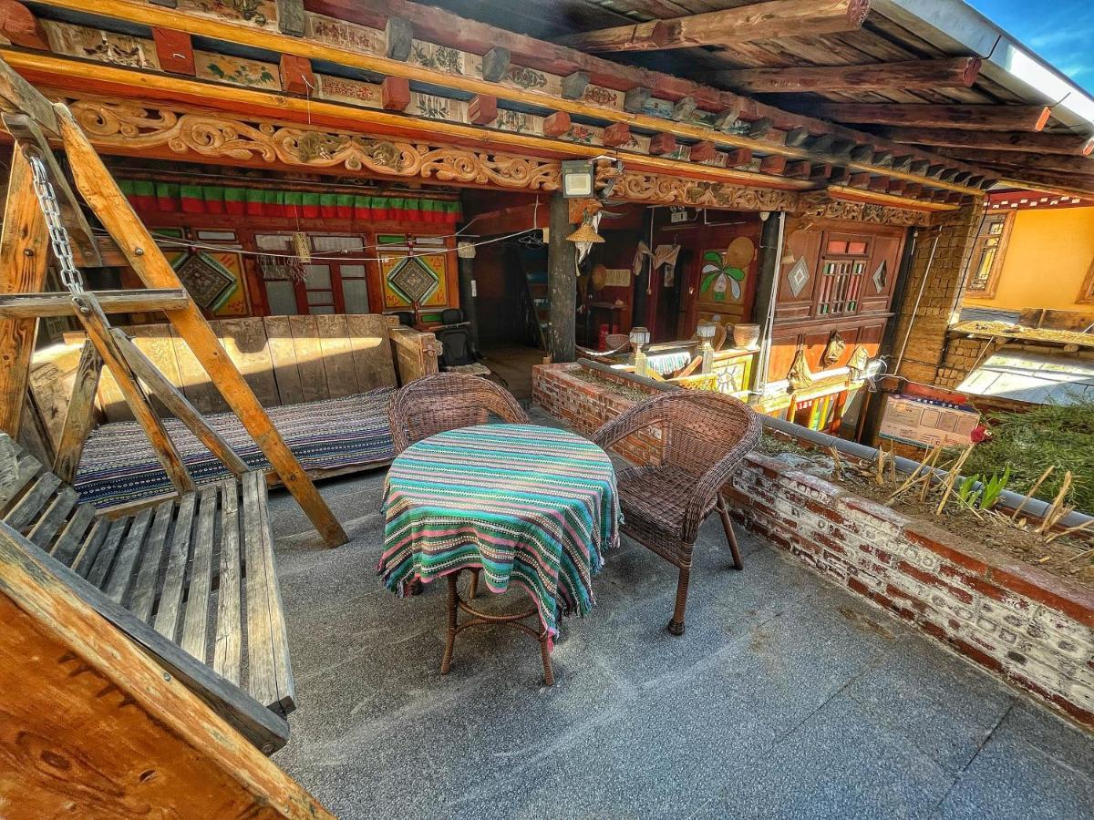Tavern Hostel仁和客栈 Shangri-La Eksteriør billede