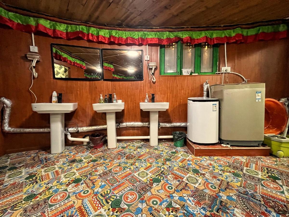 Tavern Hostel仁和客栈 Shangri-La Eksteriør billede